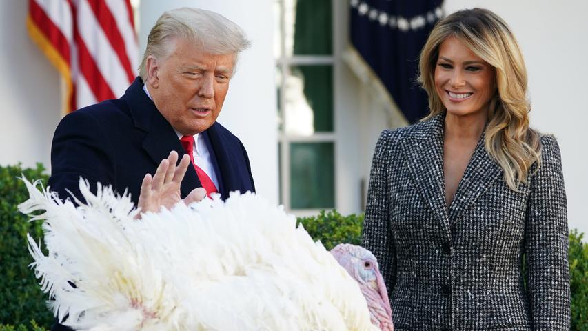 US-Präsident Donald Trump folgt der Tradition und begnadigt vor dem Thanksgiving-Fest zusammen mit seiner Frau Melania im Rosengarten des Weißen Hauses einen riesigen Truthahn. Gleichzeitig schmettern US-Gerichte seine Klagen wegen angeblicher Wahlfälschung reihenweise ab. 