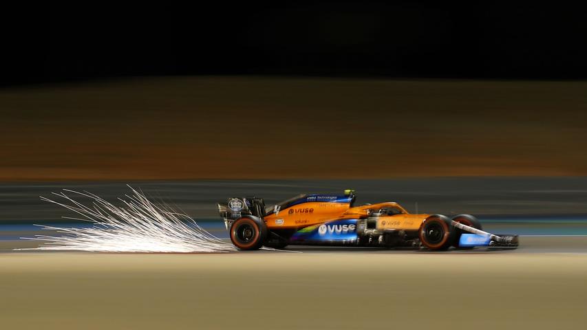 Der Wagen des britischen Formel-1-Piloten Lando Norris sprüht Funken, als er während des Trainings für den Großen Preis von Bahrain über die Rennstrecke rast.
