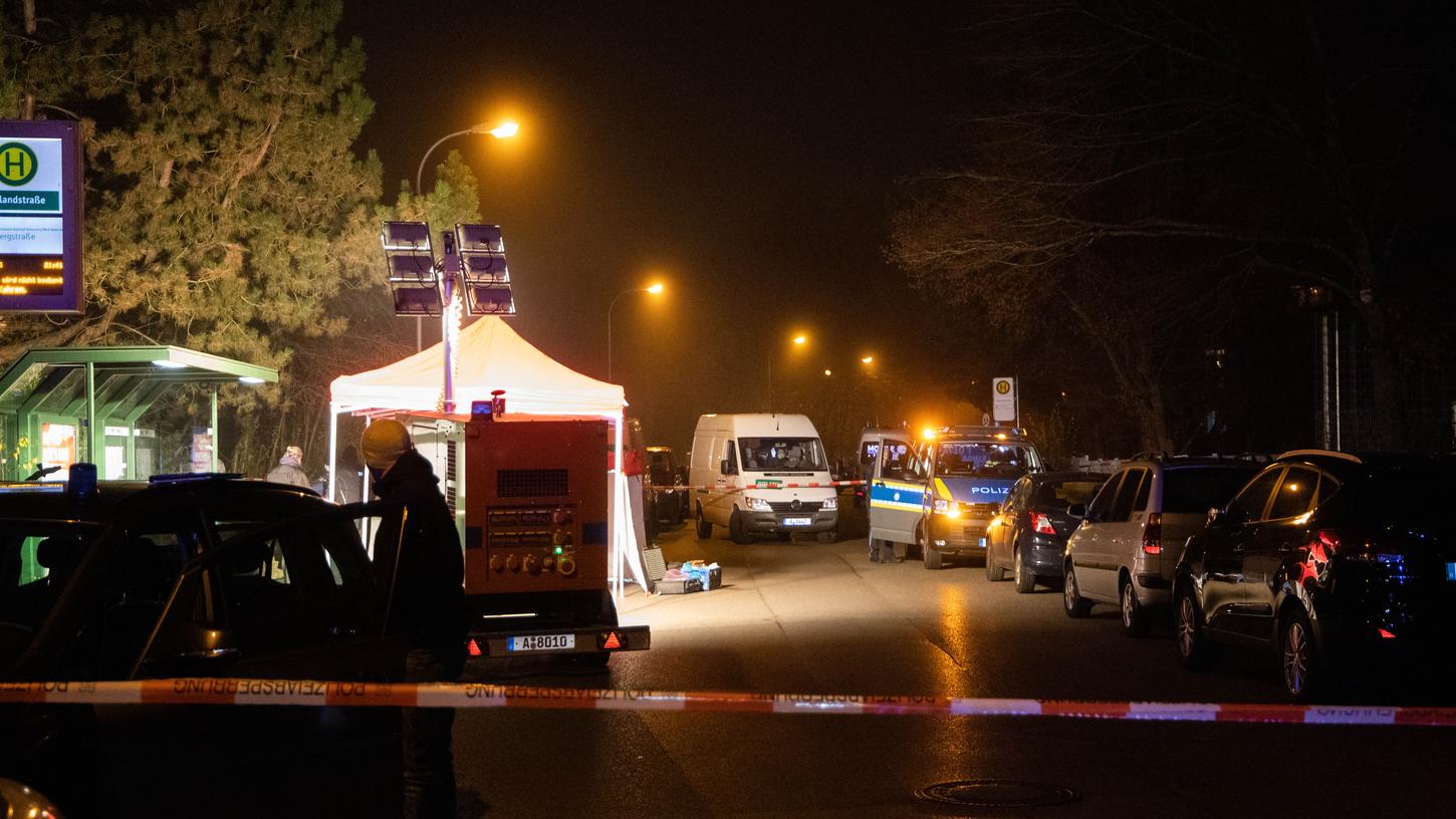 Polizeibeamte arbeiten am abgesperrten Tatort in der Nähe einer Haltestelle. Infolge eines Streits an einer Haltestelle in Augsburg ist ein Mann ums Leben gekommen.