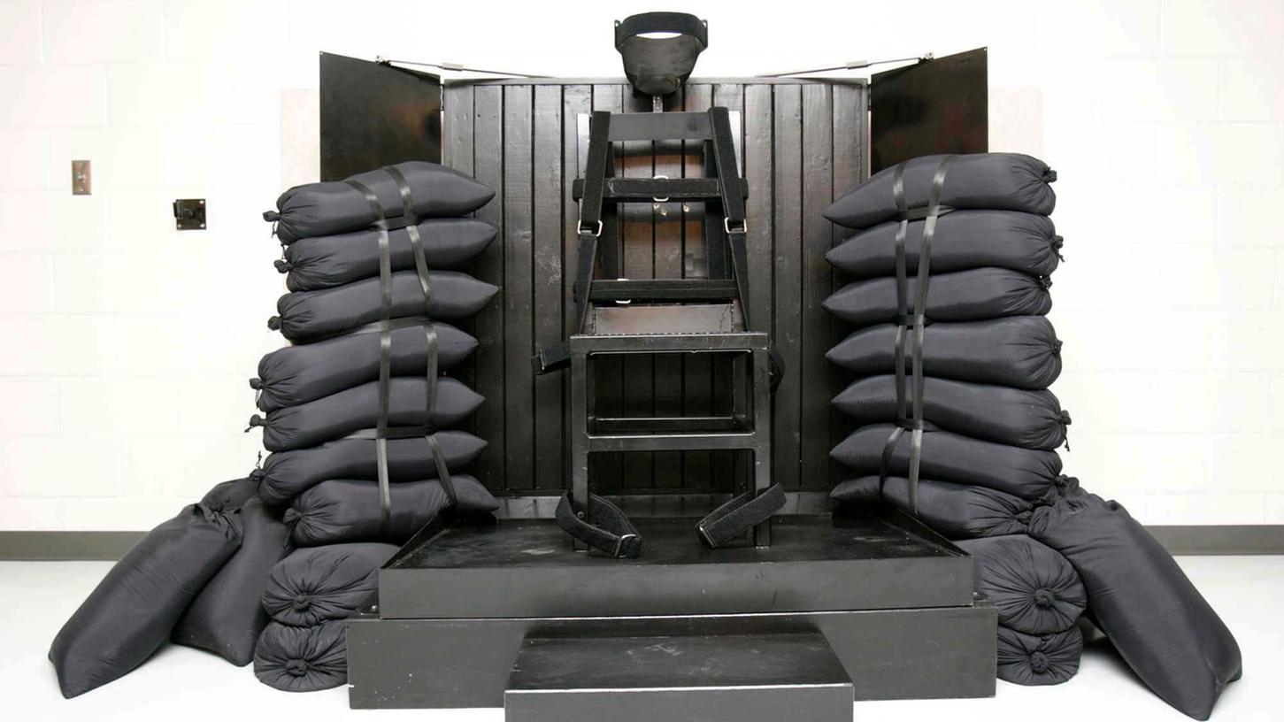 Ein Stuhl ist in der Hinrichtungskammer des Utah State Prison zu sehen, nachdem R. L. Gardner dort durch Erschießung hingerichtet wurde. Die US-Regierung will künftig neben dem Tod durch die Giftspritze auch andere Methoden der Hinrichtung zulassen.