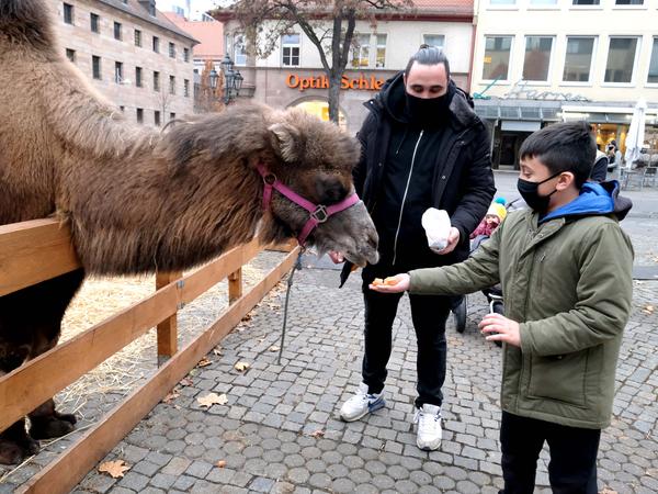 Gegen eine Spende kann man Futtertüten für die Tiere kaufen.