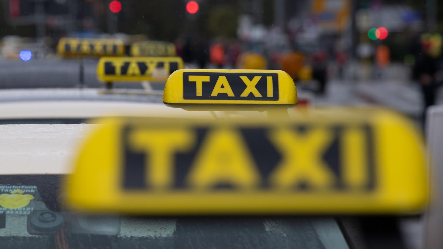 Im Lockdown fehlt die Kundschaft: Der Taxi-Branche geht es schlecht, allein in der Bundeshauptstadt sind im laufenden Jahr mehr als 1000 Taxis dauerhaft abgemeldet worden. 