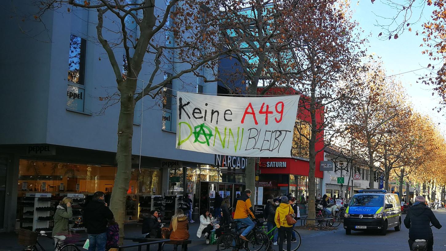 Erlangen: Ativisten besetzten Bäume in der Fußgängerzone