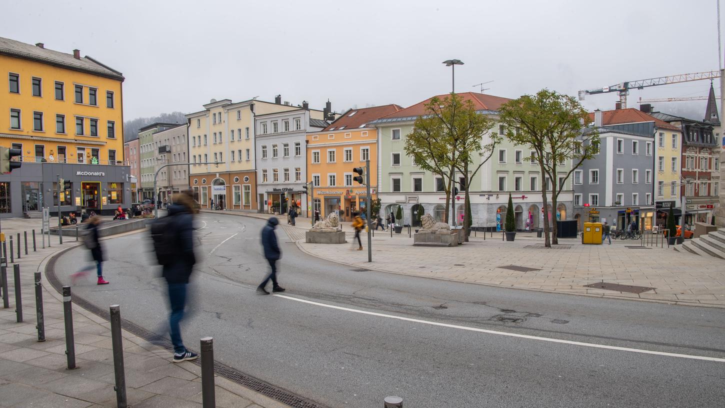 Nur wenige Personen sind in der Fußgängerzone um den Ludwigsplatz in Passau unterwegs. Angesichts der stark gestiegenen Zahl von Corona-Infektionen gelten in Passau seit Samstag strenge Ausgangsbeschränkungen.