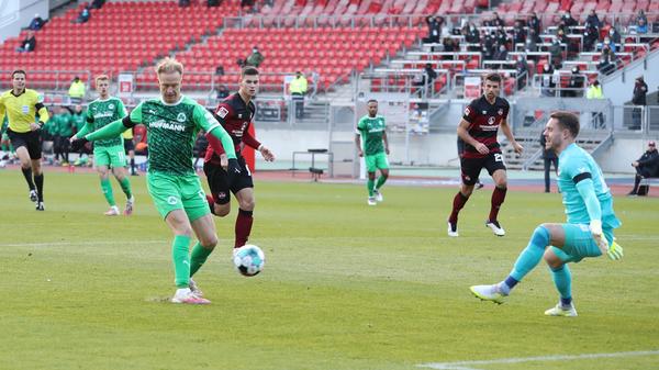Das 267. Nachbarschaftsduell in Nürnberg entscheidet ebenfalls das Kleeblatt für sich. Im Geister-Achteck trifft Havard Nielsen, der norwegische Angreifer der Weiß-Grünen, beim 3:2-Erfolg der Gäste doppelt, was...