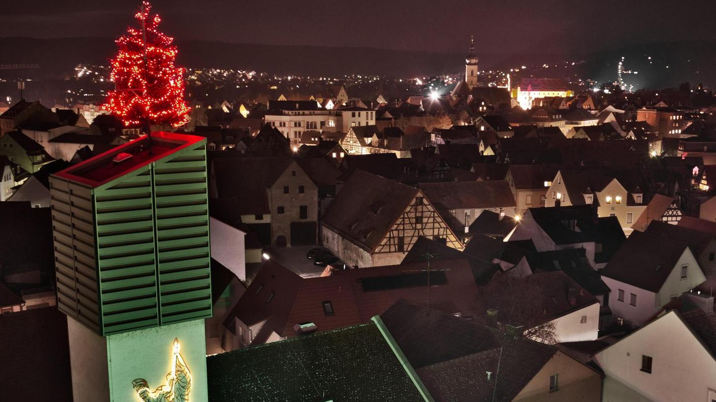 Er leuchtet in 22 Metern über Forchheim: Der Weihnachtsbaum der Feuerwehr. 