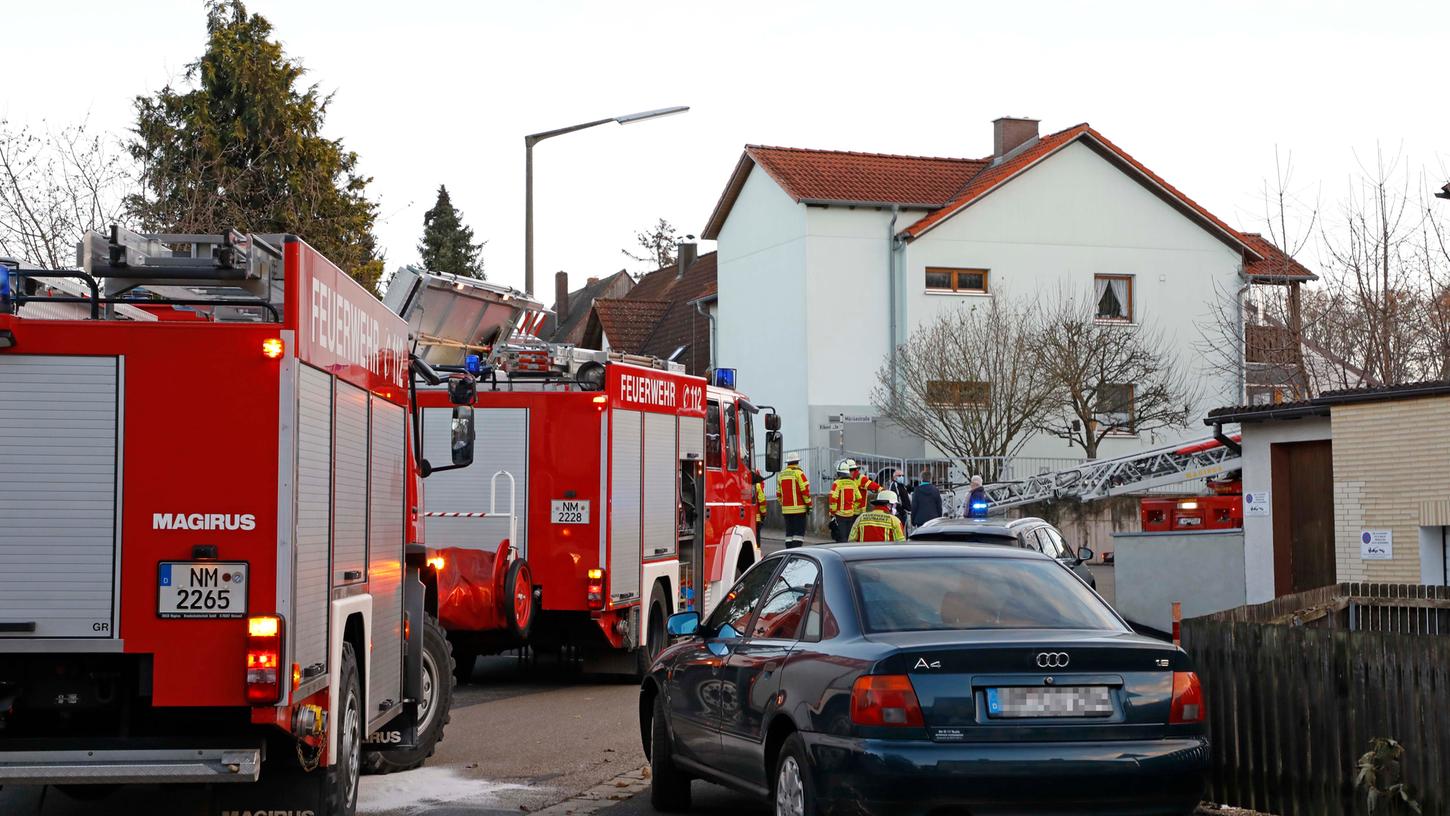 Weil der Kamin eines Hauses an der Neumarkter Rilkestraße so stark rauchte, wurde die Feuerwehr alarmiert.