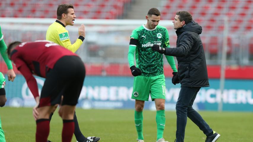 Club-Fan Roland Schütz hadert unterdessen mit der Wechsel-Strategie von FCN-Coach Klauß: "Der Trainer hat viel zu spät ausgewechselt. Für mich unverständlich, dass er so lange gewartet hat."