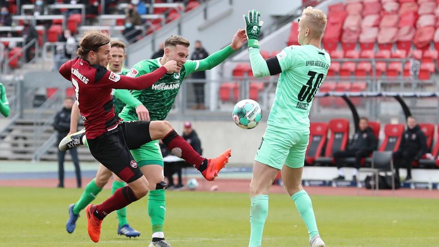 Derbysiege sind wohl die schönsten Erfolge der Saison. Für die SpVgg Greuther Fürth gibt es nach dem Frankenderby, das die Leitl-Truppe mit 3:2 gegen den 1. FC Nürnberg gewinnt, folglich ordentlich was zu feiern. Das sind die weiß-grünen Fan-Stimmen zum Spiel...

