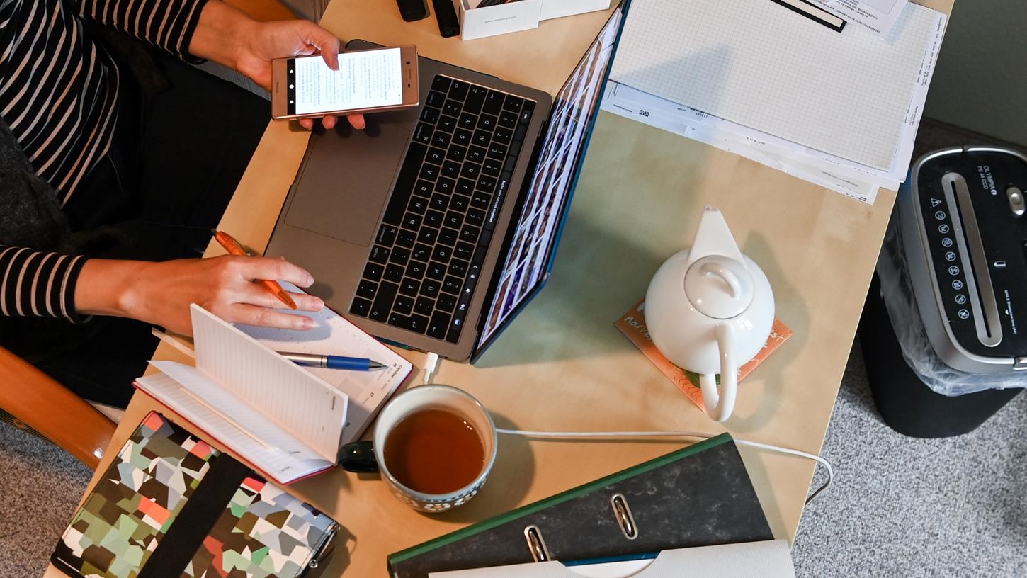 Homeoffice wirkt sich nur bedingt steuerlich entlastend aus - trotz Homeoffice-Pauschale.
Homeoffice wirkt sich nur bedingt steuerlich entlastend aus - trotz Homeoffice-Pauschale.