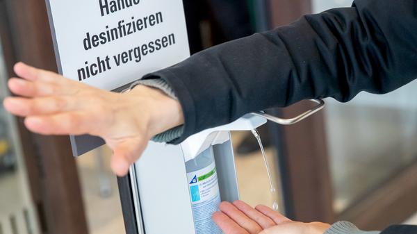 Zu den "Hygienekonzepten" vieler öffentlicher Orte gehört das Desinfizieren der Hände und natürlich die Empfehlung, sich regelmäßig gründlich die Hände zu waschen.