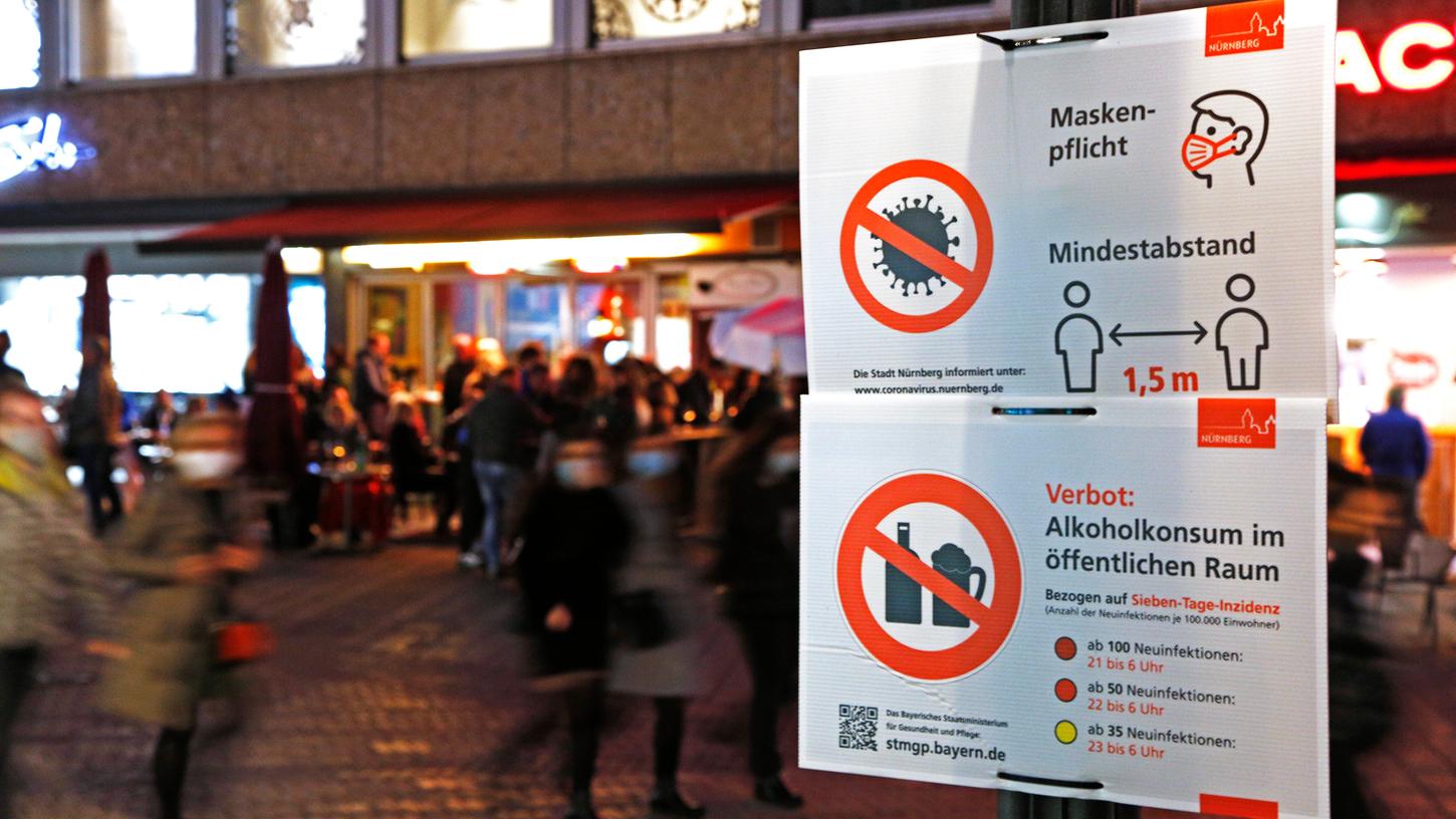 In der Nürnberger Fußgängerzone weisen Schilder auf die jetzt schon gültige Maskenpflicht und Abstandsregelung hin. In der Nürnberger Fußgängerzone weisen Schilder auf die jetzt schon gültige Maskenpflicht und Abstandsregelung hin.