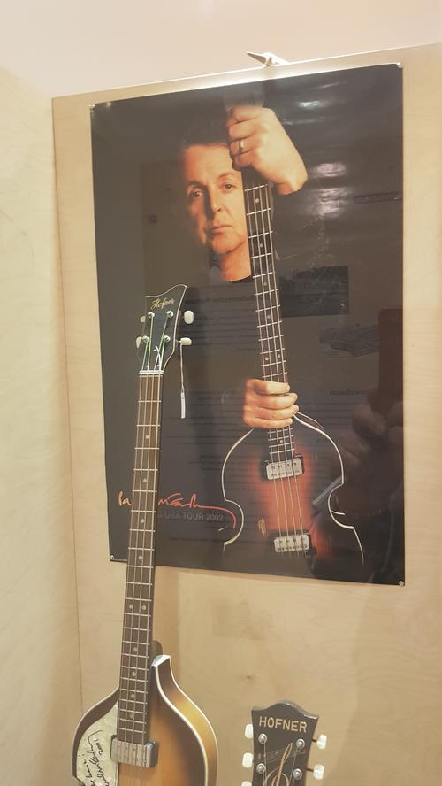 Das Original: Paul McCartney signierte den Beatles-Bass aus Bubenreuth.