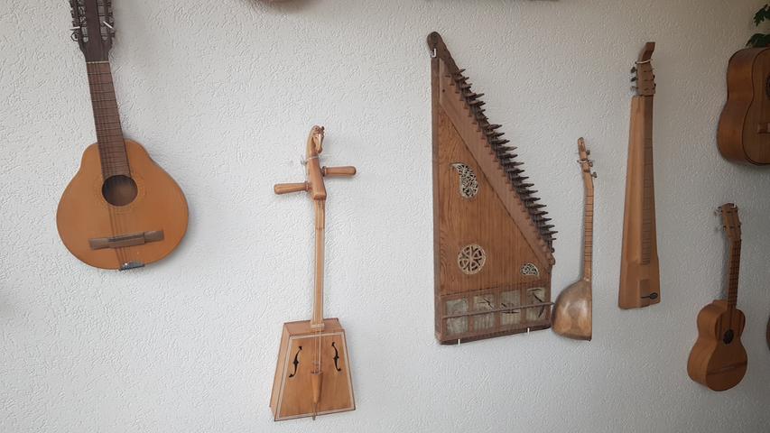 Instrumente aus aller Welt: Im Treppenhaus bei Pyramid in Bubenreuth.