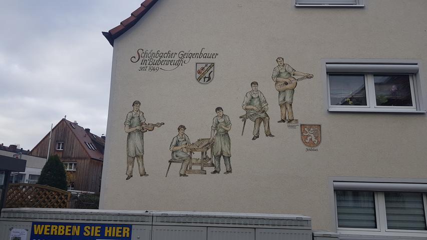 Erinnerung an eine lange Tradition: Fassade in der Geigenbauer-Siedlung.