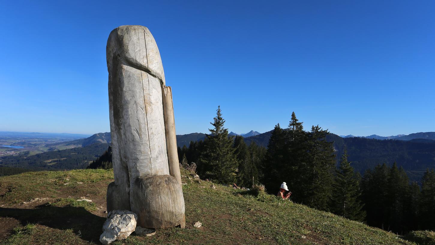 Etwa vier Jahre lang stand das ungewöhnliche «Kulturdenkmal» auf dem Berg. Nun ist der Holzpenis spurlos verschwunden.