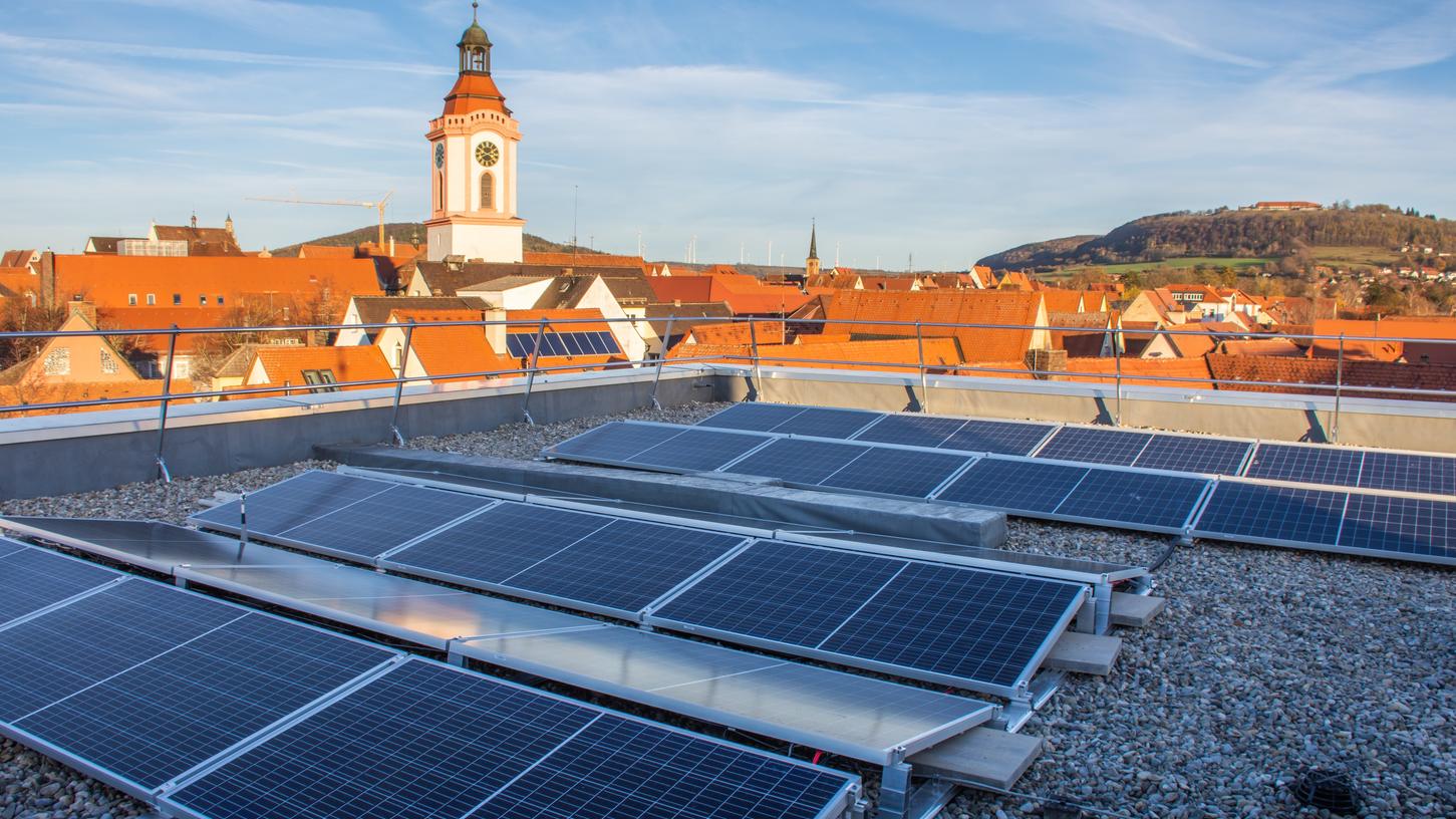 Wie hier auf dem Dach des Landratsamtes in Weißenburg sollen künftig überall in Bayern zusätzliche Photovoltaik-Anlagen entstehen. Doch das genügt laut Öko-Institut nicht, um den Bedarf zu decken - vor allem im Winter.