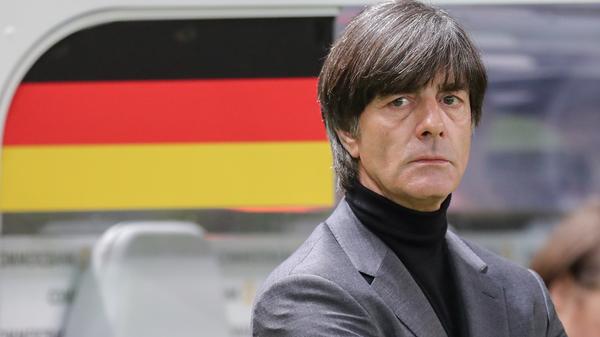 Im November 2020 entschied der DFB: Joachim Löw darf weitermachen. Der Rekord-Bundestrainer erhält auch nach der geschichtsträchtigen 0:6-Niederlage in Spanien das Vertrauen und soll die Nationalmannschaft bei der coronabedingt in das Jahr 2021 verschobenen EM zum Erfolg führen. "Gemeinsam geht der Blick zielgerichtet und fokussiert auf die weitere EM-Vorbereitung im nächsten Jahr", teilte der DFB nach mehreren Konferenzen mit.