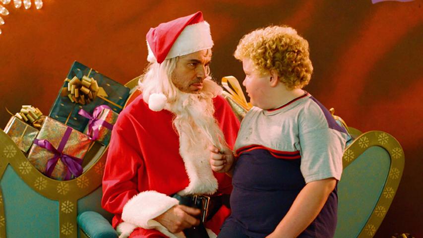Auf dem Bild ist Billy Bob Thornton verkleidet als Weihnachtsmann und Brett Kelly als der 8-jährige Thurman Merman.