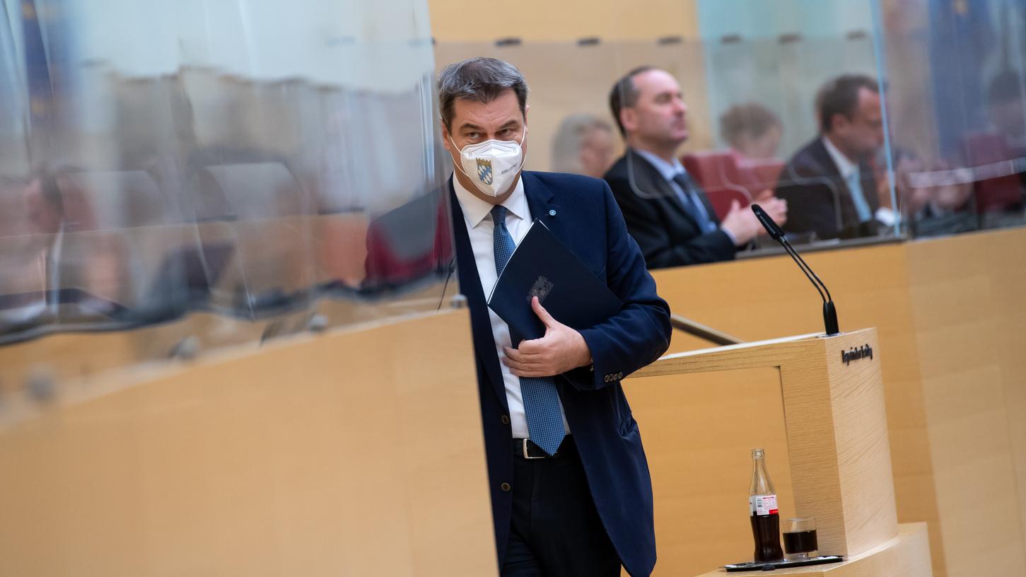 Bleibt es bei der Lockerung für Silvester? Söder zeigte sich bislang optimistisch, will sich die Entscheidung aber noch offen halten.
Bleibt es bei der Lockerung für Silvester? Söder zeigte sich bislang optimistisch, will sich die Entscheidung aber noch offen halten.