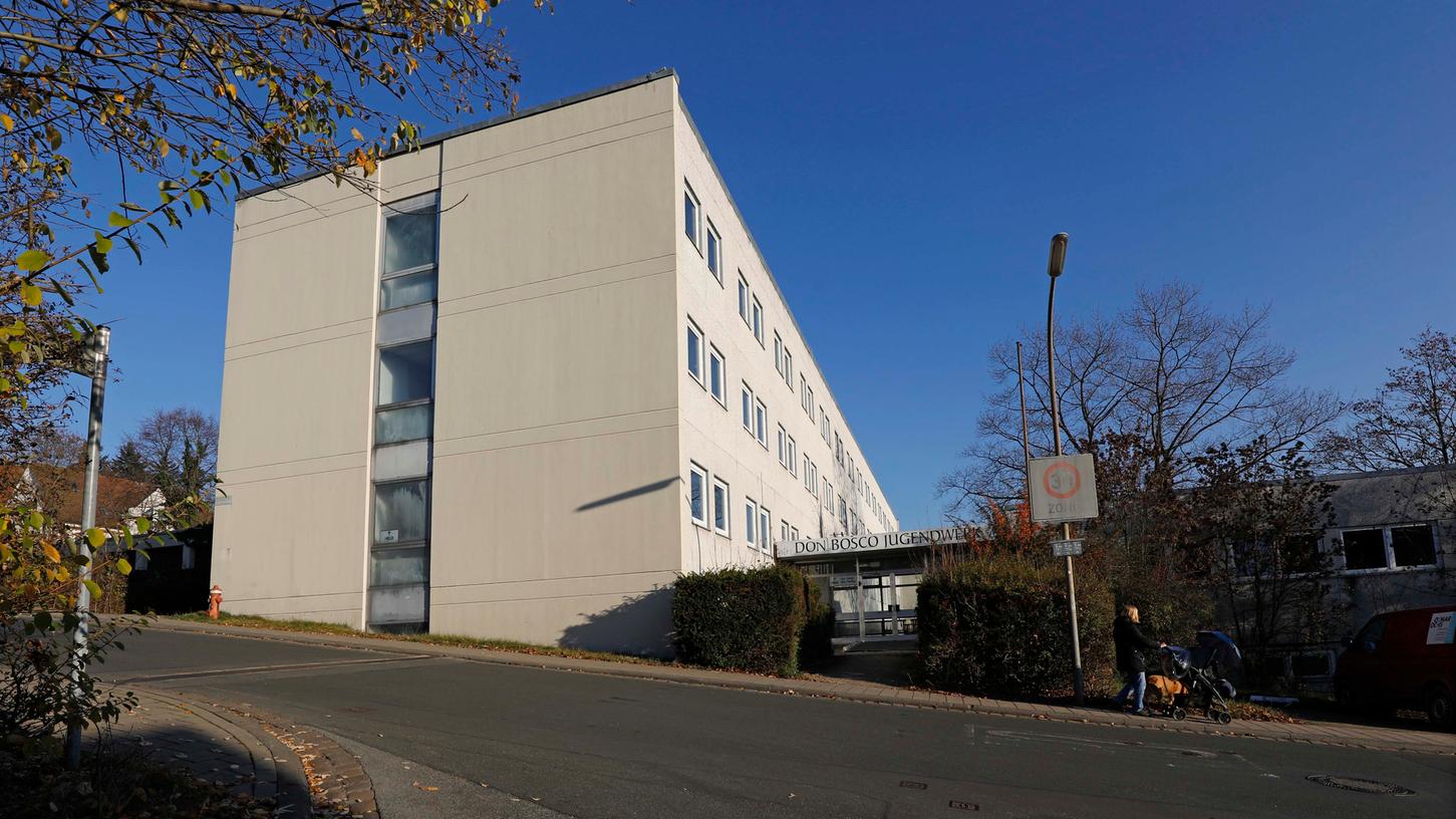 Im einstigen Schülerwohnheim beziehungsweise der Jugendherberge Don Bosco nördlich der Bayreuther Straße plant das Landratsamt das Corona-Impfzentrum für den Landkreis Forchheim. Bis Mitte Dezember soll die Einrichtung betriebsbereit sein. 