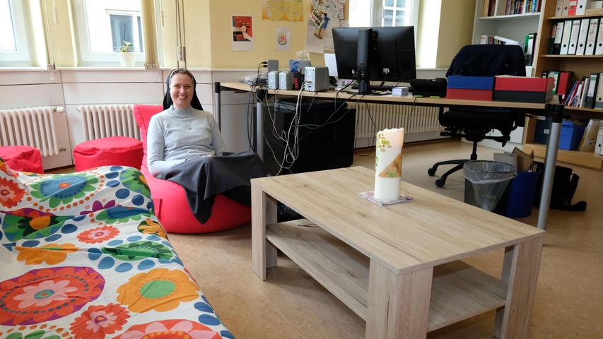 Die Maria-Ward-Schwester Magdalena Winghofer kümmert sich seit 2016 um die Belange der katholischen Jugendarbeit in Nürnberg. Das bedeutet auch Papierkram. Was ihr bei der Konzentration hilft? Zum Beispiel, dass man sich beherzt in einen Sitzsack fallen lassen kann. Zum ganzen Artikel