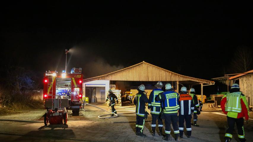 Nächtlicher Feuerwehreinsatz: Brand am Sägewerk in Pyrbaum
