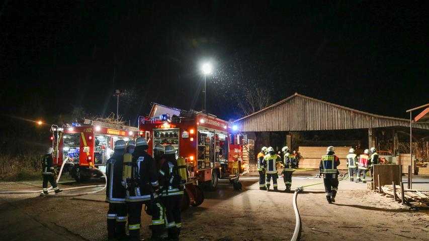 Nächtlicher Feuerwehreinsatz: Brand am Sägewerk in Pyrbaum