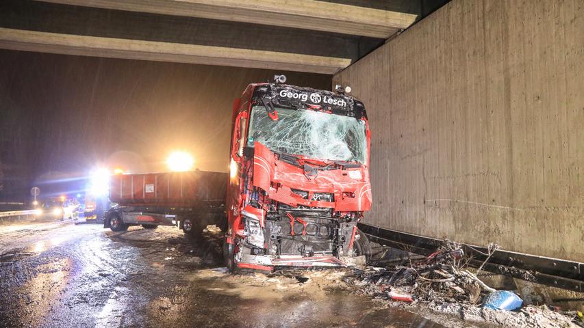 Missglücktes Überholmanöver bei Schnee: Sattelzug prallt auf A73 gegen Brückenpfeiler