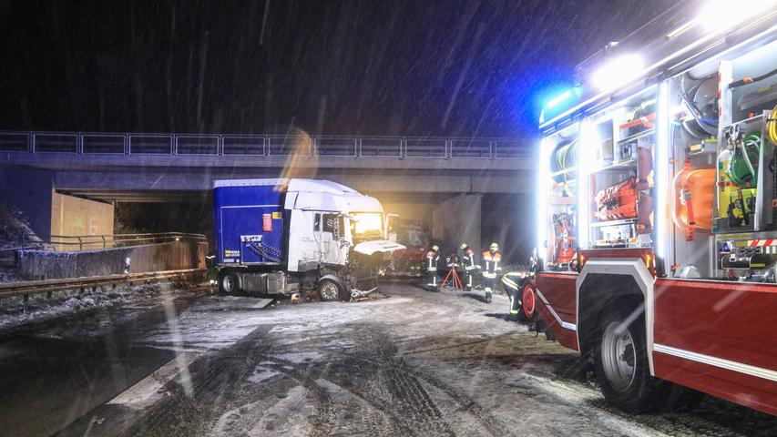 Missglücktes Überholmanöver bei Schnee: Sattelzug prallt auf A73 gegen Brückenpfeiler