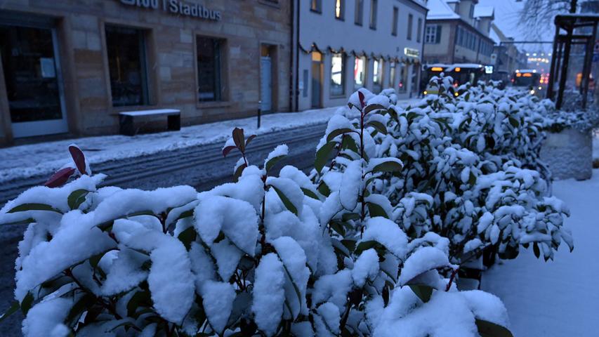 Der Winter ist da: Pünktlich zum Start in den Dezember rieselten in Erlangen in der Nacht die ersten Schneeflocken vom Himmel. Hier ein Streifzug durch die Stadt.