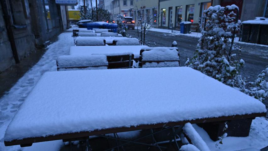 Der Winter ist da: Pünktlich zum Start in den Dezember rieselten in Erlangen in der Nacht die ersten Schneeflocken vom Himmel. Hier ein Streifzug durch die Stadt.