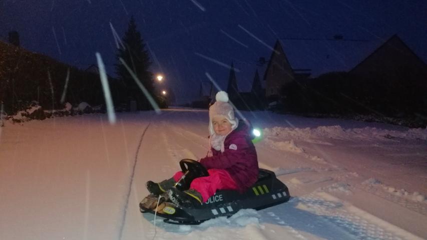 Der erste Schnee im Winter 2020 auf dem Jura sorgte für verschneite Straßen und für viel Freude bei den Kindern, die natürlich gleich ihre Schlitten und Bobs auspackten.