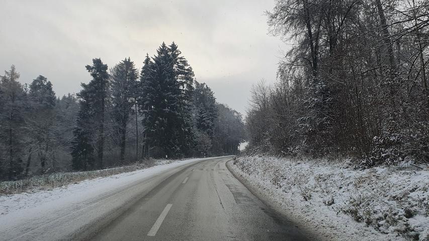 Verschneite und rutschige Fahrbahnen sorgten am 1. Dezember für Verkehrsbehinderungen im Weißenburger Land.