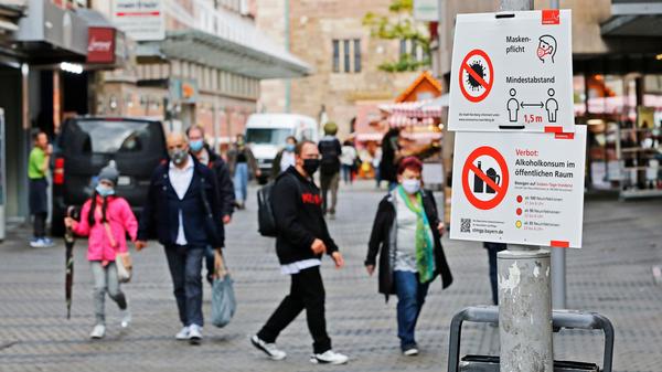 Nur noch aus triftigen Gründen darf nach den neuen Regeln das Haus verlassen werden. Dazu gehören unter anderem Einkäufe, Amtsbesuche, Schulbesuche, Spaziergänge und der Weg zur Arbeit.