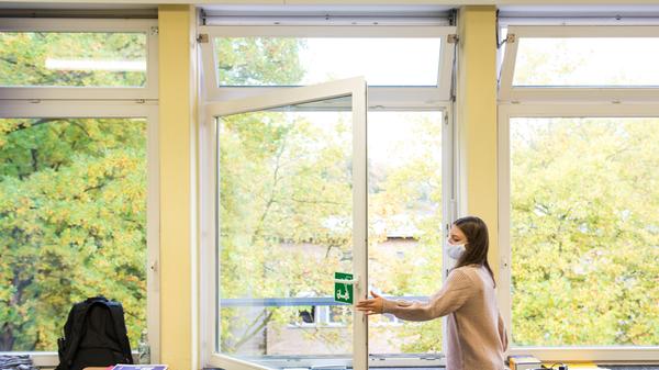 Ab der fünften Klasse werden die Klassen geteilt und abwechselnd in Distanz und Präsenz unterrichtet. Ausgeschlossen von dieser Regelung sind Förderschulen, Grundschulen und Abschlussklassen von weitergehenden Schulen.
