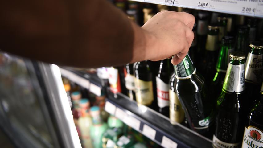 Der Konsum und Verkauf von Alkohol auf öffentlichen Plätzen in der Innenstadt (wo die Maskenpflicht gilt) ist von nun an verboten. Auch in und um das Frankencenter, Mercado und das Röthenbach-Center gelten Alkoholverbot und Maskenpflicht.