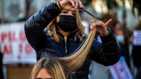 Auch Friseure und andere Dienstleistungsbetriebe bleiben weiterhin geöffnet. Somit gilt ein Friseurbesuch auch als triftiger Grund, um das Haus zu verlassen.