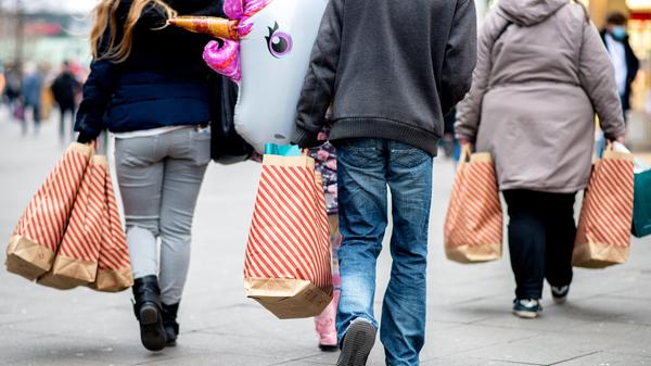 Weihnachtsgeschenke können weiterhin unbesorgt gekauft werden: An den Öffnungen der Geschäfte in der Innenstadt ändert sich mit den neuen Bestimmungen nichts.