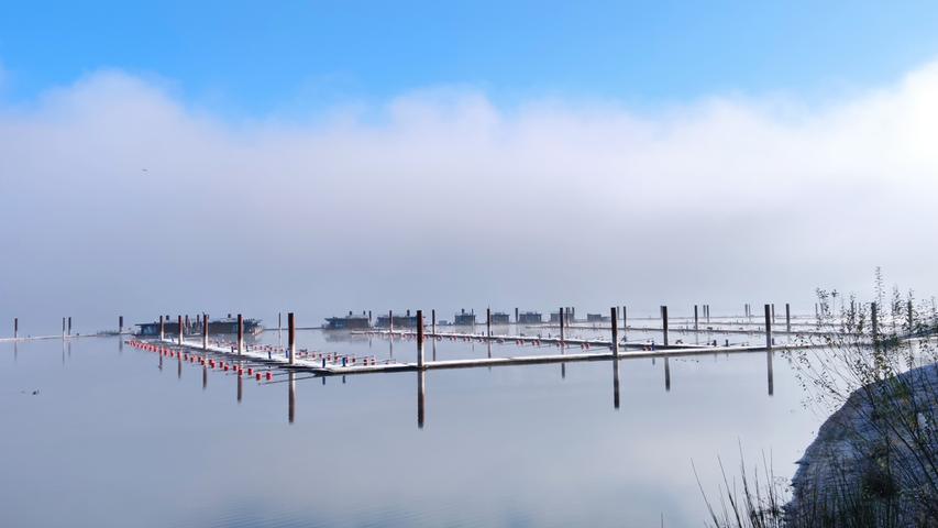 Der Segelhafen in Ramsberg am Brombachsee scheint im Nebel förmlich zu schweben. 