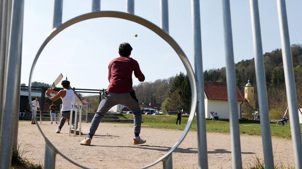 Mannschaftssport wird es auch in den nächsten Wochen nicht geben. Das Betreten von Bolzplätzen, Skateanlagen und ähnlichem ist verboten, nur Spielplätze bleiben geöffnet. Sport im Freien wie Joggen ist weiterhin möglich, allerdings nur zusammen mit höchstens einer anderen Person aus einem weiteren Hausstand.