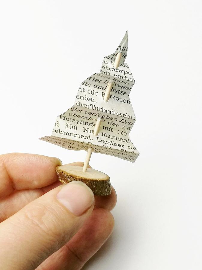 DIY Anleitung zum Basteln von einem Weihnachtsbaum aus Zeitungspapier