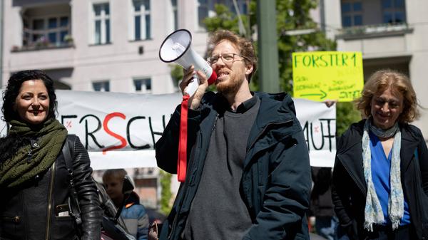 Die Versammlungsfreiheit gilt weiterhin, Veranstaltungen werden aber auf 60 Minuten beschränkt. Außerdem sind Umzüge untersagt, die Demonstrationen müssen an einem festen Ort abgehalten werden. Auf korrekten Mund-Nasen-Schutz ist zu achten, ein Absetzen ist nicht erlaubt.