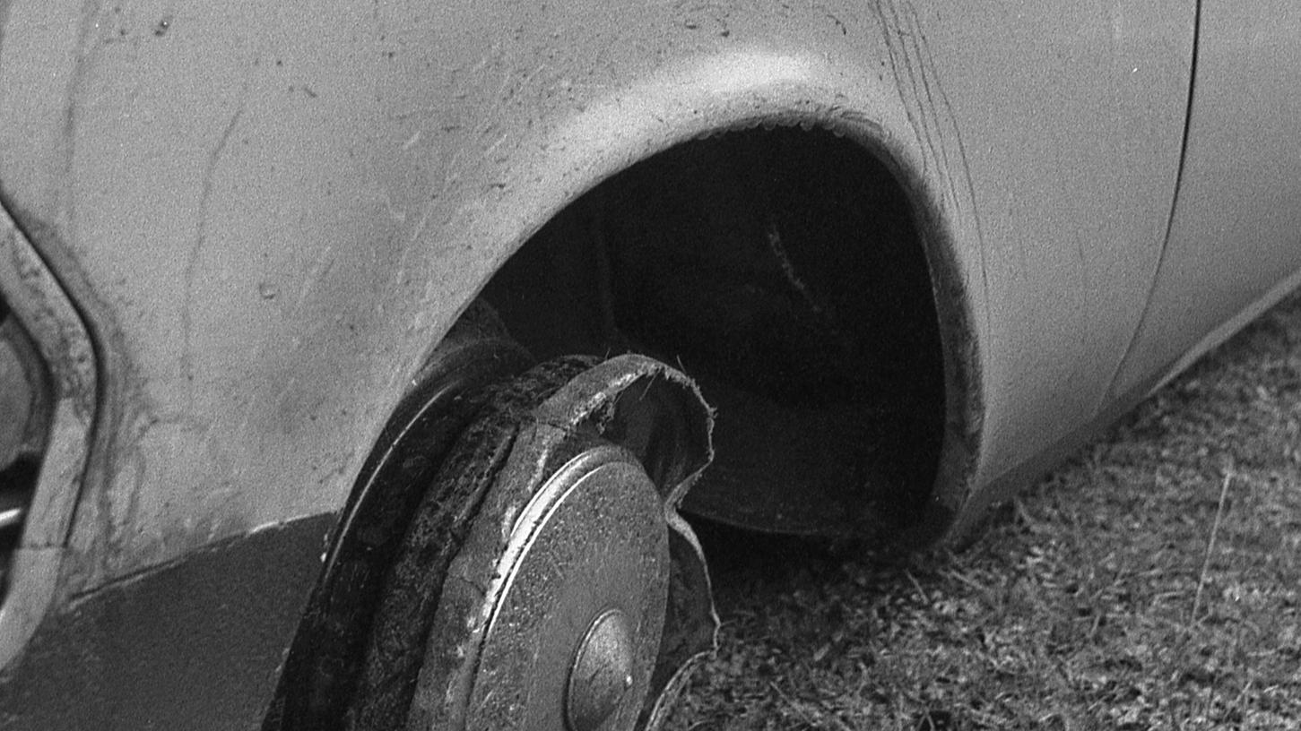 Das dem Fahrzeug ein Reifen fehlte, hatte der Fahrer offenbar nicht bemerkt. (Symbolbild) Das dem Fahrzeug ein Reifen fehlte, hatte der Fahrer offenbar nicht bemerkt. (Symbolbild)