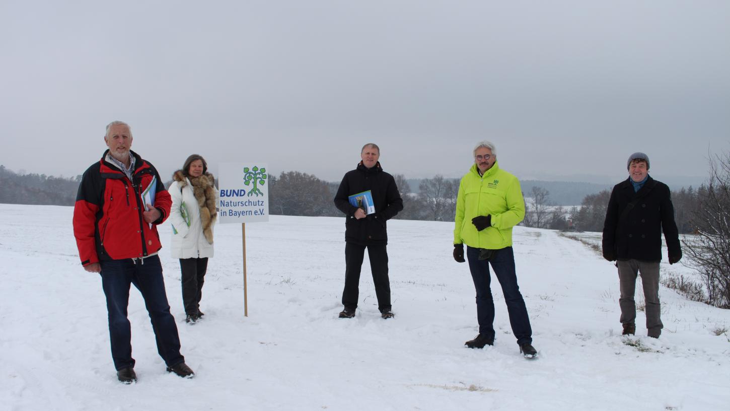 Sie alle eint der Wunsch, Center Parcs vom Fränkischen Seenland fernzuhalten: Karl-Heinz Schork (BUND Naturschutz, von links), Brigitte Löffler (BUND Naturschutz), Klaus Maier („Seenland in Bürgerhand“), Richard Mergner (BUND Naturschutz) und Tom Konopka (BUND Naturschutz). Sie alle eint der Wunsch, Center Parcs vom Fränkischen Seenland fernzuhalten: Karl-Heinz Schork (BUND Naturschutz, von links), Brigitte Löffler (BUND Naturschutz), Klaus Maier („Seenland in Bürgerhand“), Richard Mergner (BUND Naturschutz) und Tom Konopka (BUND Naturschutz).