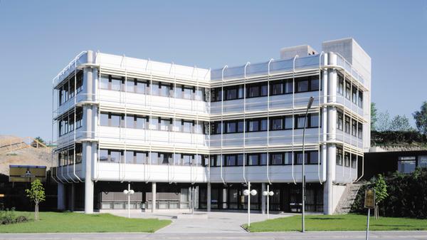 Die Firma Rehau hat sich auf polymerbasierte Lösungen in den Bereichen Bau, Automotive und Industrie spezialisiert. Rund 20.000 Mitarbeiter engagieren sich weltweit an 170 Standorten für das Familienunternehmen, 1900 davon in der Region.