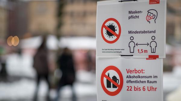 Wegen der hohen Inzidenzwerte werden in vielen Kommunen Ende Oktober 2020 strengere Regeln eingeführt. In Nürnberg greifen etwa erneut umfassende Kontaktbeschränkungen, in großen Teilen der Innenstadt gilt eine Maskenpflicht. Die Verbrauchermesse Consumenta wird im letzten Moment abgesagt, wenig später ist klar, dass es 2020 auch keinen Christkindlesmarkt geben wird. Die Zahl der Corona-Toten in Deutschland steigt währenddessen auf 10.000.