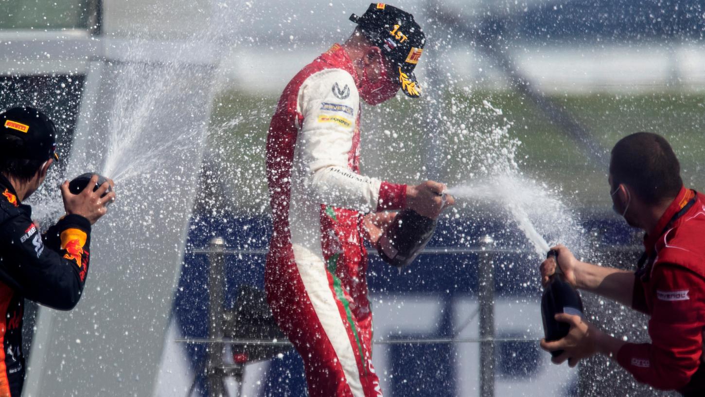 Darf den Champagner künftig in der Formel 1 verspritzen: Mick Schumacher (Mitte).