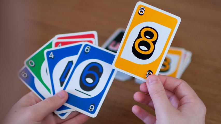 Der schnelle Spaß für alle! Ziel des Spiels ist es, zuerst alle eigenen Karten nach Zahl und Farbe abzulegen. Verschiedene Aktionskarten sorgen im Spielverlauf für überraschende Wendungen. Wer zuerst alle Karten ablegt, gewinnt das Spiel. Bevor die vorletzte Karte abgelegt wird, muss jedoch "Uno!" gerufen werden, sonst gibt es Strafkarten. Autor: Merle Robbins, Verlag: Mattel, Spieleranzahl: 2 bis 10 Spieler, Altersempfehlung: ab 6, Spieldauer: bis 30 Minuten  