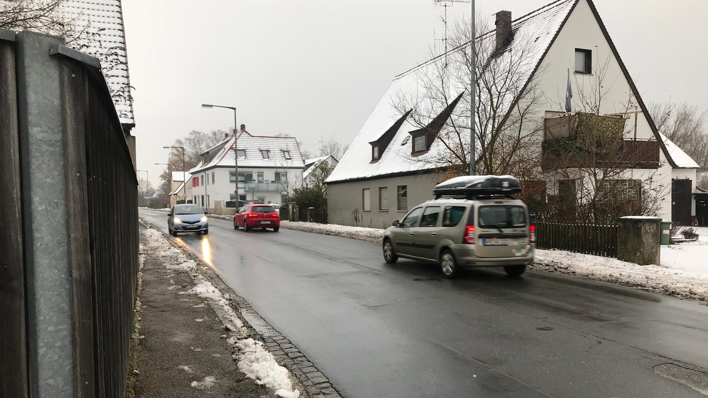 Bisher ist die Ortsdurchfahrt in Uttenreuth an vielen Stellen eng und für Radfahrer wie Fußgänger gefährlich.